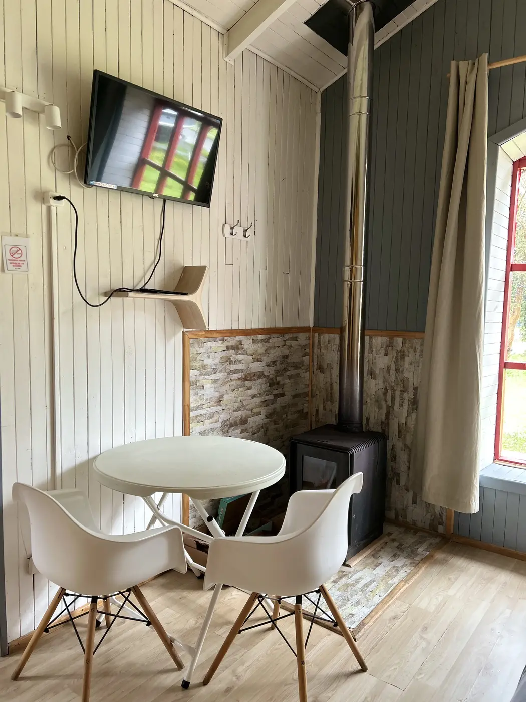 Living Cabaña Ulmo — estufa a leña y TV
